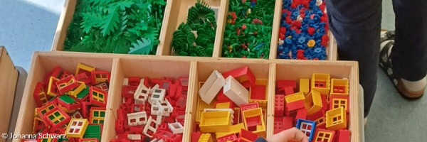 Kind spielt mit Legosteinen