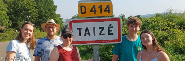 Gruppenbild am Ortsschild