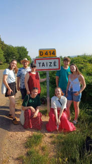 Gruppenbild am Ortsschild